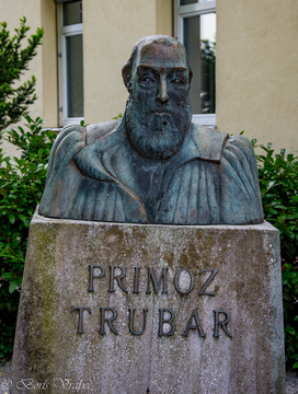 Doprsni kip pred OŠ Primoža Trubarja